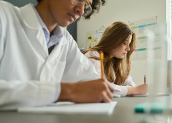 تأجيل اختبارات المرحلة الثالثة من الدراسات الطبية