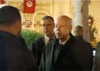 تزامناً مع الذكرى الـ15 للثورة: قيس سعيد في شارع الحبيب بورقيبة فجراً