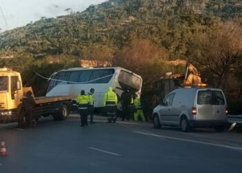 بني مطير: وفاة طفلة الـ11 سنة في حادثة انزلاق حافلة واصطدامها بعدد من السيارات