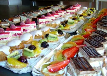 حجز 21 طنا من مواد غير آمنة وغلق 8 محلات بمناسبة رأس السنة الميلادية