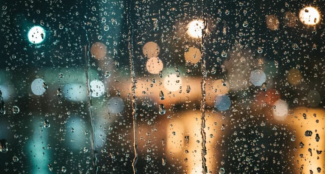 الطقس الليلة: أمطار متفرقة بالشمال وحرارة بين5 و12 درجة