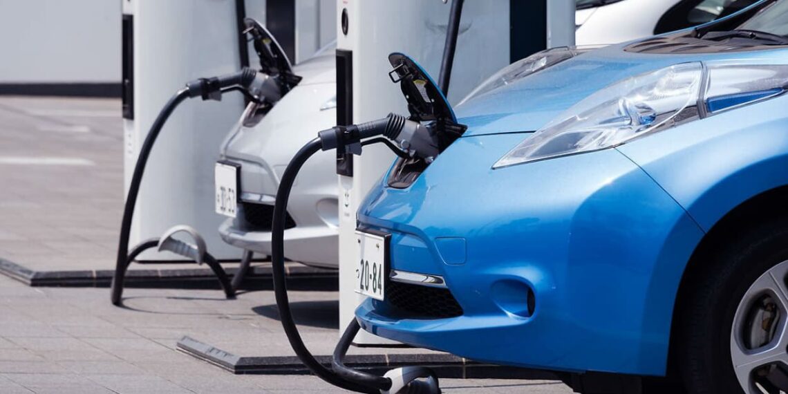 دعوة للمؤسسات العمومية والمنشآت لاقتناء سيارات كهربائية بمنحة من صندوق الانتقال الطاقي
