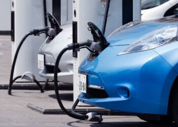 دعوة للمؤسسات العمومية والمنشآت لاقتناء سيارات كهربائية بمنحة من صندوق الانتقال الطاقي