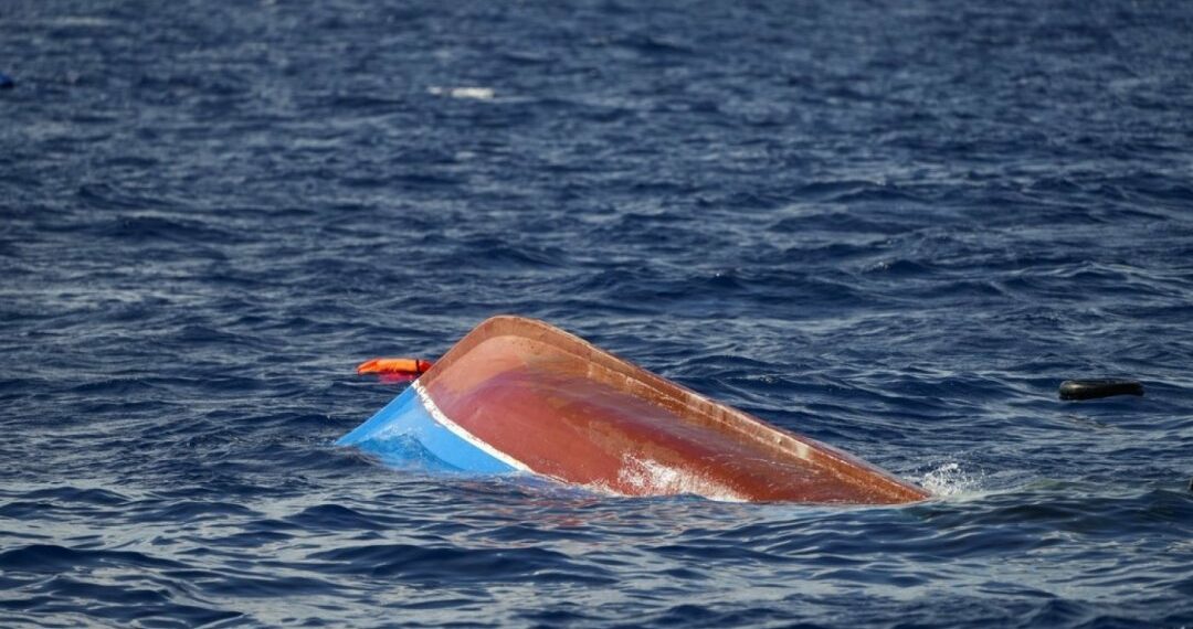 المنستير: انقلاب قارب صيد يودي بحياة أربعة بحارة…والبحث متواصل لإيجاد الخامس