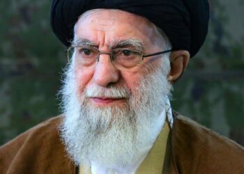 “ستسقط مثل فرعون”.. خامنئي يرد على ترامب بصورة تمثال محطم