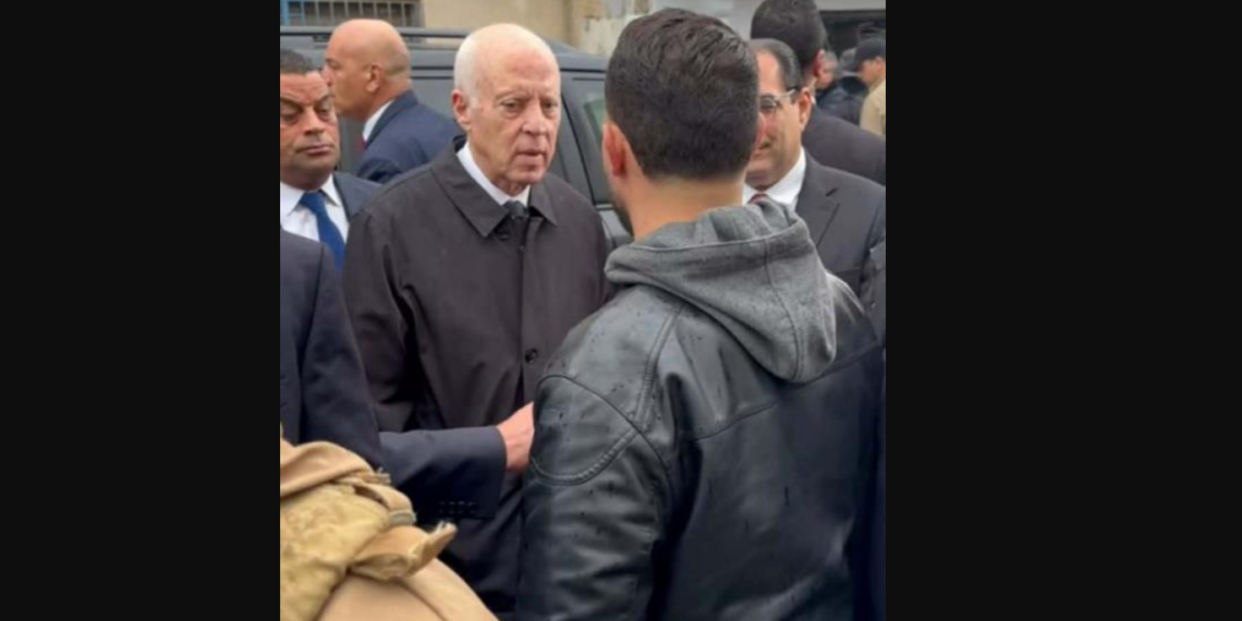 رئيس الجمهورية يعاين الأوضاع بمنطقة البحر الأزرق بالمرسى وبجهة سيدي بوسعيد بعد الفيضانات الأخيرة