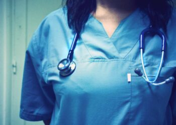 عمادة الأطباء تحذر من “مخاطر الفوترة الإلكترونية” وإمكانية مسّها بالسرّ الطبي