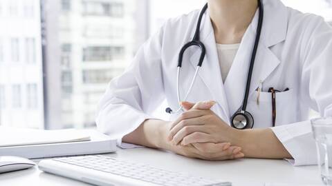 الترفيع في منحتي السكن والغذاء للمتربصين الداخليين والمقيمين في الطب والصيدلة وطب الأسنان