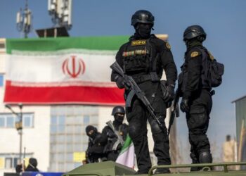 إيران: طهران تندد بتصريحات أميركية “استفزازية” وإسرائيل تواصل فتح الملاجئ