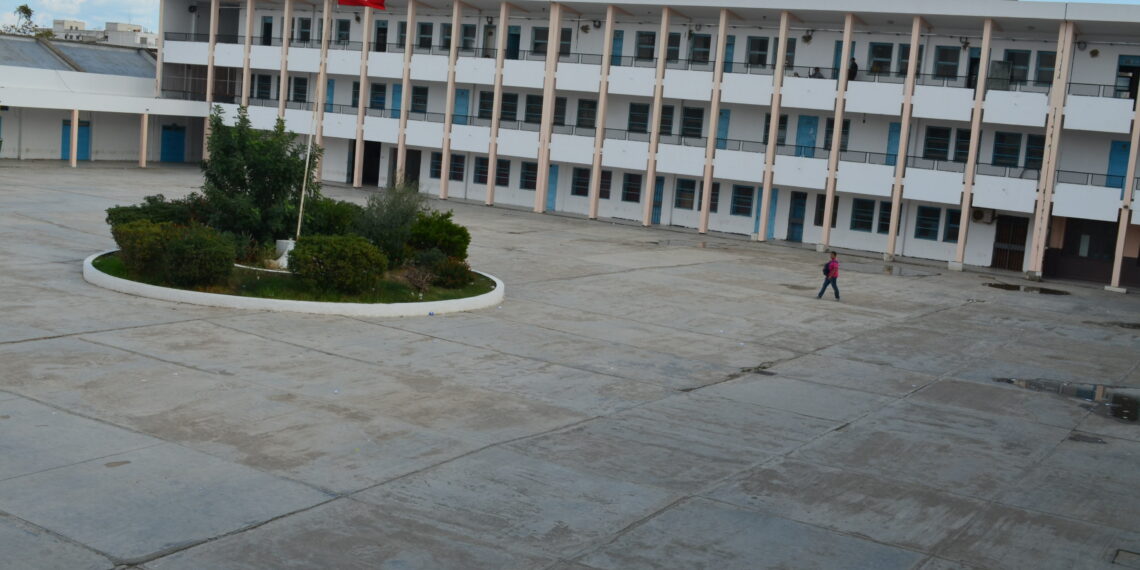 تعرض تلميذة لصعقة كهربائية بالقيروان: “إهمال إدارة المعهد لحالتها تسبب لها في خلل في دقات القلب وعدم قدرة على تحريك أصابع يدها اليسرى وأجزاء من جسدها”