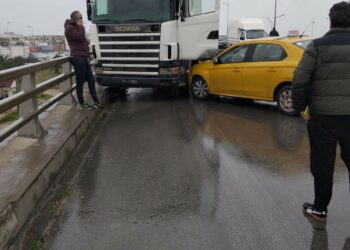 بن عروس: إنقطاع الطريق على مستوى قنطرة الياسمينات بسبب حادث مرور