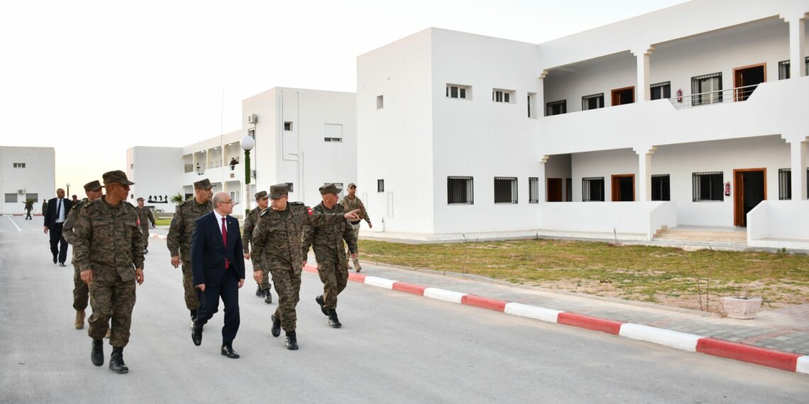 وزير الدفاع الوطني يؤدي زيارة إلى القاعدة العسكرية بكندار