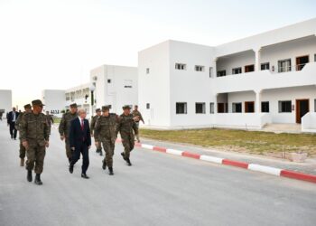 وزير الدفاع الوطني يؤدي زيارة إلى القاعدة العسكرية بكندار