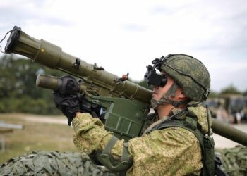 إيران-روسيا: طهران تبرم اتفاقا سرّيا مع موسكو لشراء آلاف الصواريخ المحمولة على الكتف