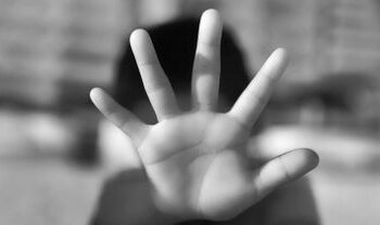 بطاقة جلب دولية في حق صاحبة الروضة التي تم الإعتداء فيها على طفل الثلاث سنوات