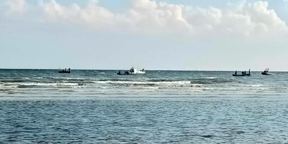 انتشال مركب صيد غرق في ميناء قابس