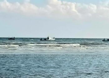 انتشال مركب صيد غرق في ميناء قابس