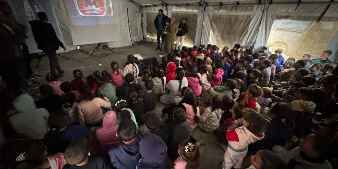 ”سينما الأجنحة الصغيرة” تحلق في سماء غزة لإعادة ابتسامة نصف مليون طفل