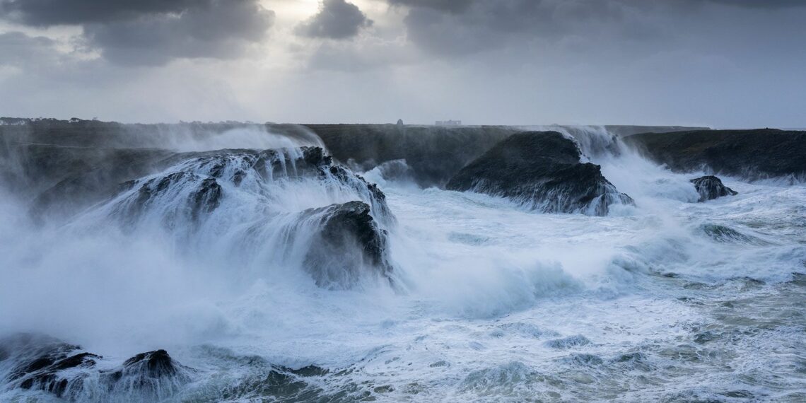 الطقس الليلة: سحب كثيفة، رياح، وحرارة بين 6 و16 درجة