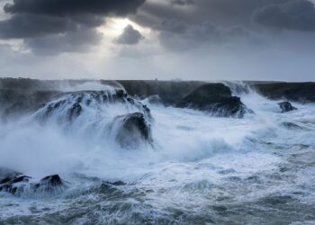 الطقس الليلة: سحب كثيفة، رياح، وحرارة بين 6 و16 درجة