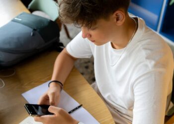 مكتب “اليونيسيف” بتونس يُحذر من الاستعمالات غير الآمنة للذكاء الاصطناعي بالنسبة الى الأطفال