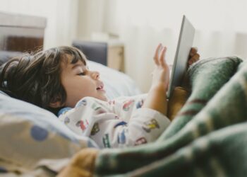 المنظمة الدولية لحماية أطفال المتوسط تدعو للإسراع بإصدار قانون يحظر استخدام وسائل التواصل الاجتماعي على الأطفال دون 15 عاما