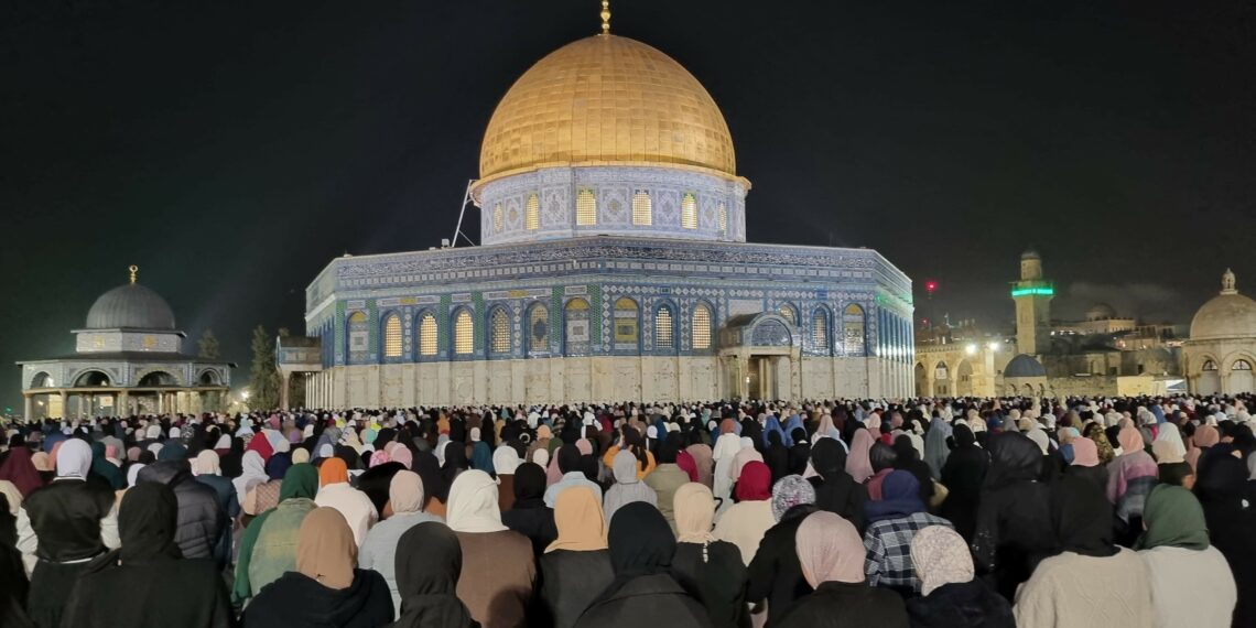 القدس: 60 ألف يؤدّون صلاة العشاء والتراويح بالمسجد الأقصى