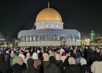 القدس: 60 ألف يؤدّون صلاة العشاء والتراويح بالمسجد الأقصى