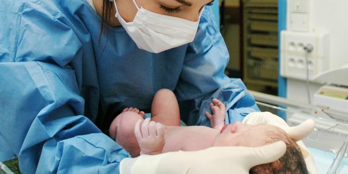 كنفدرالية القابلات تدعو إلى تصحيح مسمى مهنة القابلة في الشهادات العلمية والوظيفية لما قبل سنة 2022