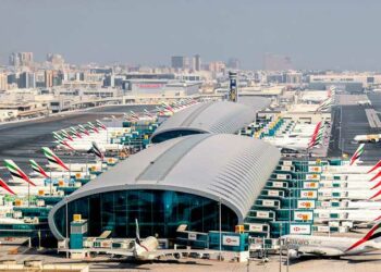 سقوط مسيّرتين قرب مطار دبي ومقذوف يصيب سفينة قبالة سواحل الإمارات