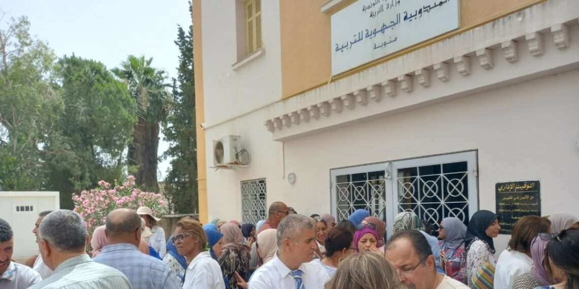 منوبة: وقفة احتجاجية مساندة لمدير معهد ابن أبي ضياف الذي تم إعفاؤه