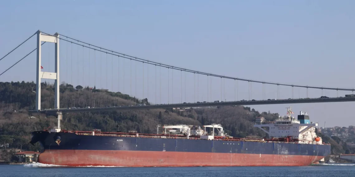استهداف ناقلة نفط تركية قرب مضيق البوسفور