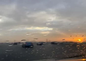 الطقس الليلة: أمطار متفرقة، رياح وحرارة بين 8 و22 درجة