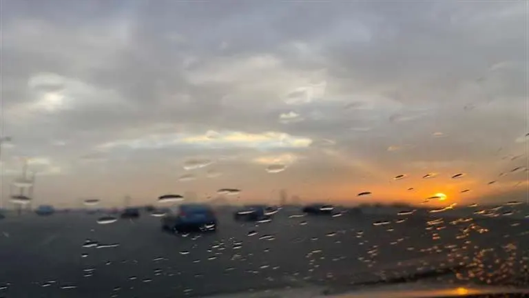 الطقس الليلة: أمطار متفرقة، رياح وحرارة بين 8 و22 درجة