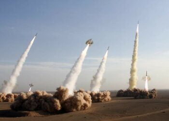 طهران تعلن ضرب عمق إسرائيل وقواعد أمريكية بصواريخ بعيدة المدى ضمن الموجة 62 من “الوعد الصادق4”