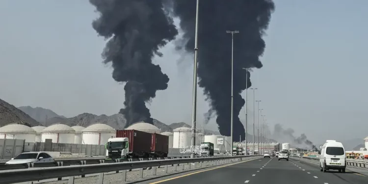 الإمارات: الحرس الثوري الايراني يهاجم منشآت نفطية ويهدد مراكز الجيش الأمريكي