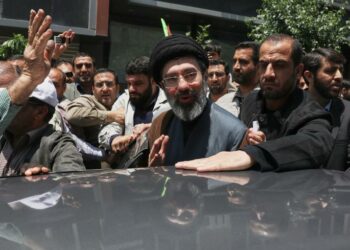 إيران: “مجتبى خامنئي بخير رغم إصابته في الحرب”