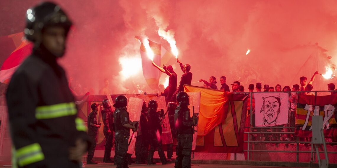 حجز كميات من الشماريخ كانت ستستخدم في إحدى المباريات