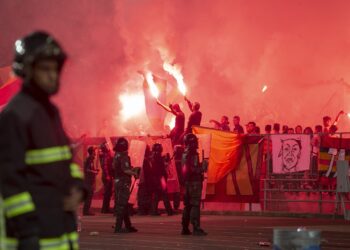 حجز كميات من الشماريخ كانت ستستخدم في إحدى المباريات