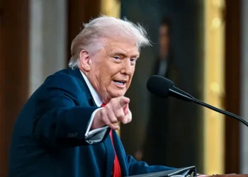 ترامب يتوعّد: سنردّ “قريبا” على الهجوم الذي استهدف السفارة الأمريكيّة بالرياض