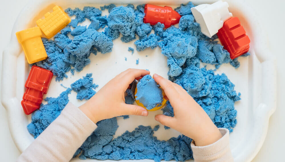 وزارة التجارة تحذّر من توريد لعب الأطفال المصنوعة من الرمل