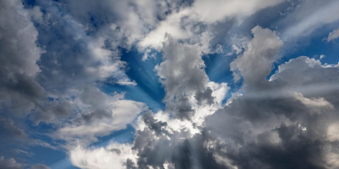 طقس العيد: سحب عابرة وأمطار متفرقة ورياح