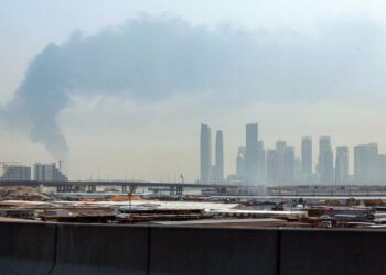 قتيل بصاروخ في أبو ظبي وحريق بالفجيرة واعتراض مسيّرات بالسعودية