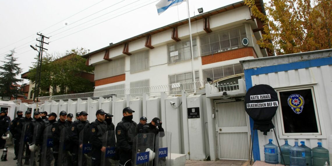 اسطنبول: مقتل 3 أشخاص وإصابة شرطيين في إطلاق نار قرب القنصلية الاسرائيلية