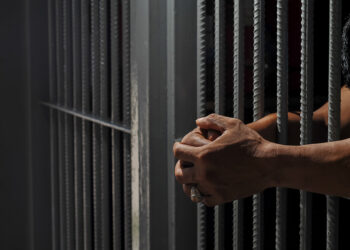 حادثة اقتحام مهاجر غير نظامي من بلد افريقي لمنزل محامية: إيقاف المتهم وتحديد جلسة لمحاكمته