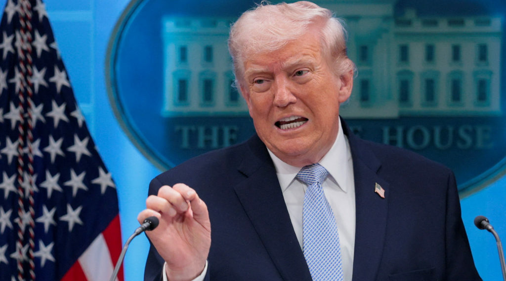 ترامب: البحرية الإيرانية مستلقية في قاع البحر