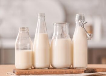 بعد تشكيات واردة من المستهلكين بشأن جودته: حجز وإيقاف توزيع دفعات من الحليب نصف الدسم