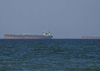 الحرس الثوري يعلن احتجاز سفينتين في مضيق هرمز