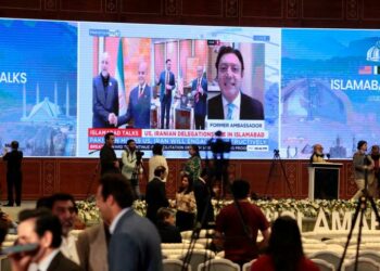 إعلام إيراني: المحادثات بين أمريكيا وإيران ستتواصل يوم الأحد