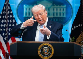 🟥️عاجل: دونالد ترامب يدس توجيه ضربات لإيران